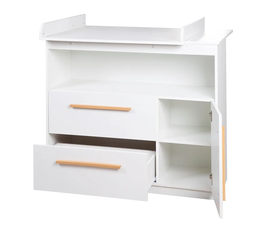 Weiße Wickelkommode mit erhöhtem Wickelaufsatz, einem offenen Fach, zwei Schubladen mit hellen Holzgriffen (eine teilweise offen) und einem Schrank mit offener Tür, der zwei Regalböden zeigt.