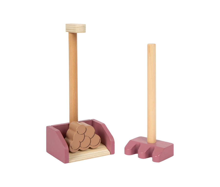 Zwei Holzspielzeuge aus dem small foot Spielset Esel mit Stall: eine violett-rosa Kehrschaufel mit braunem Misthaufen und ein Rechen.