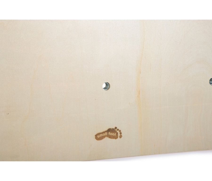 Helles Holzpaneel mit braunem „small foot“-Logo, einem mittigen metallverkleideten Loch und einem weiteren Loch am rechten Rand.