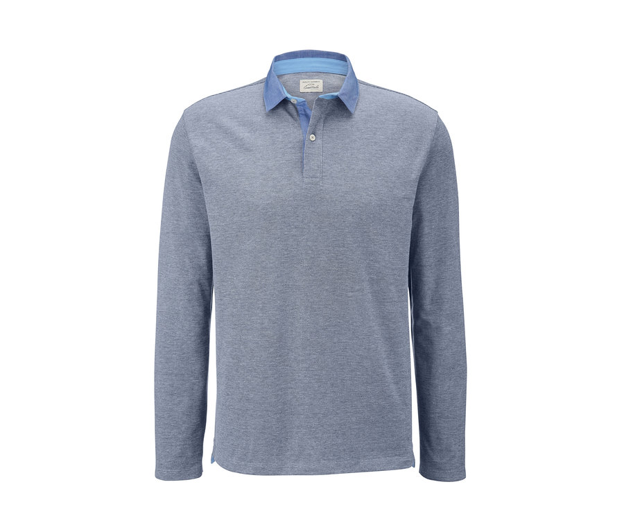 Ein blaues Langarm-Piqué-Poloshirt.