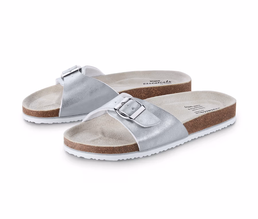 Zwei Komfortsandalen in Metallicoptik stehen auf einem weißen Hintergrund.