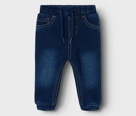 Dunkelblaue Baby-Jeans im Jogger-Stil mit geripptem Bund, Kordelzug, gelben Nähten und elastischen Bündchen an den Knöcheln.