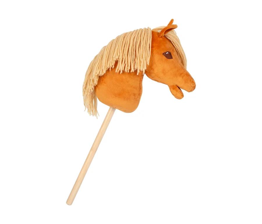 Ein braunes small foot »Bibi & Tina« Hobby Horse, Amadeus, mit blonder Mähne und Holzstab.