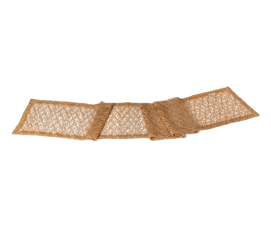 Zwei beige Tischläufer liegen auf einem weißen Hintergrund.