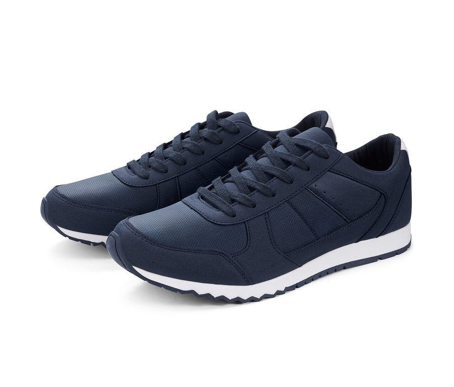 Zwei Sneaker auf einem weißen Hintergrund.