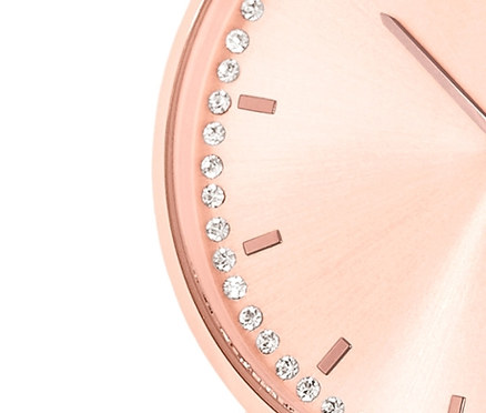 Nahaufnahme einer Damenuhr veredelt mit Kristallen von Swarovski® und einem braunen Lederarmband.
