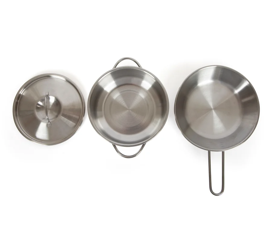 Drei Edelstahlkochtöpfe und ein Deckel sind auf einer weißen Oberfläche angeordnet, darunter eine small foot Kinderküche »Industrial«.
