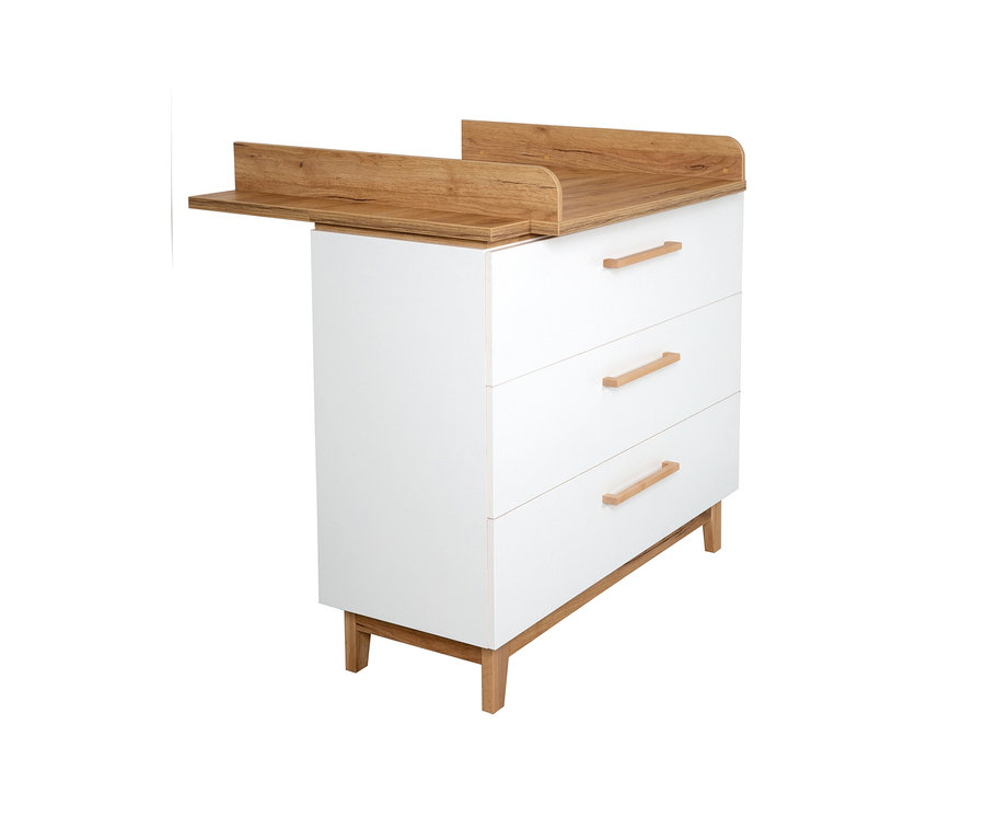 Weiße Kommode mit drei Schubladen und einer Ablagefläche aus Holz. Dies ist die Roba Wickelkommode »Finn«.