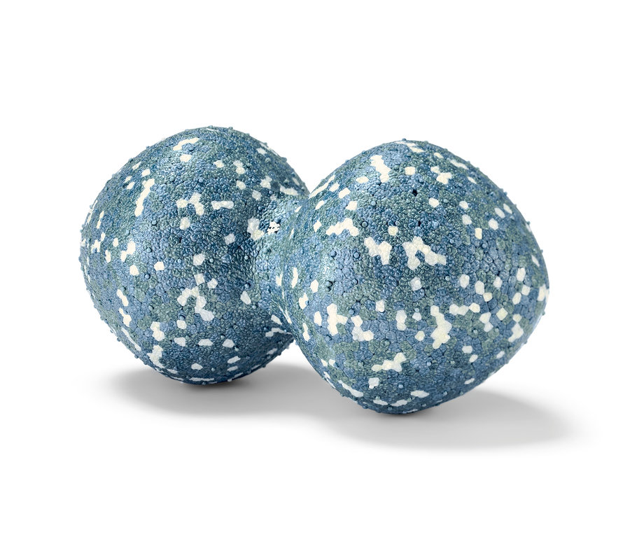 Zwei blaue Duo-Massagebälle mit weißen Sprenkeln auf weißem Hintergrund.