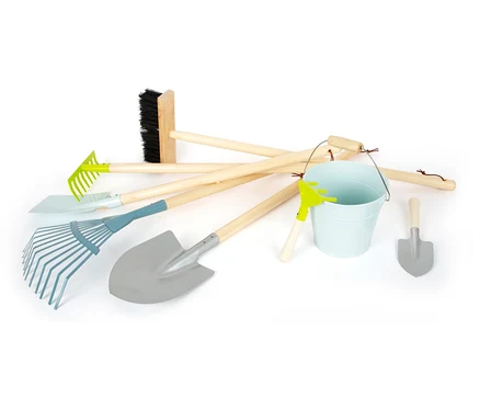 Auf einem weißen Hintergrund liegt ein großes small foot Gartenwerkzeug-Set.