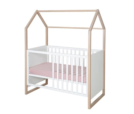 Weißes Babybett mit naturfarbenem Hausrahmen und rosa Laken.