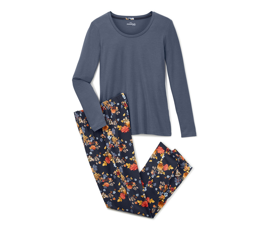 Blauer Pyjama mit langen Ärmeln und geblümter Hose.