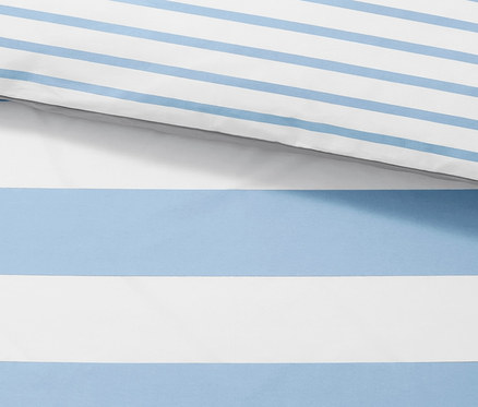 Detailansicht einer Perkal-Wendebettwäsche mit blauen und weißen Streifen.