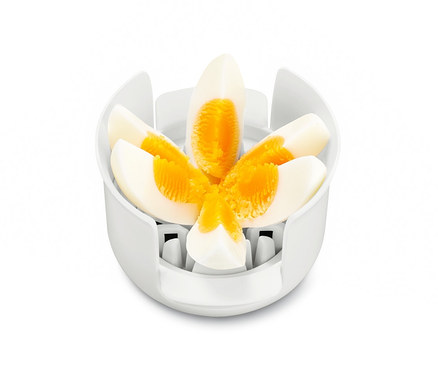 Ein 3-in-1-Ei-und-Mozzarella-Schneider mit geschnittenen Eiern.