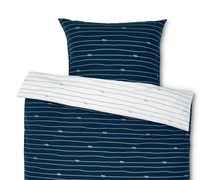 Marineblaue Perkal-Bettwäsche mit weißen horizontalen Streifen und Knotenmuster.
