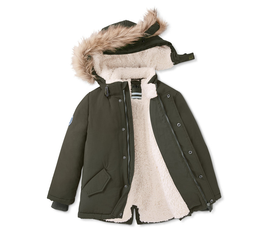 Geöffnete Thermoparka mit Fellkapuze und Plüschfutter.