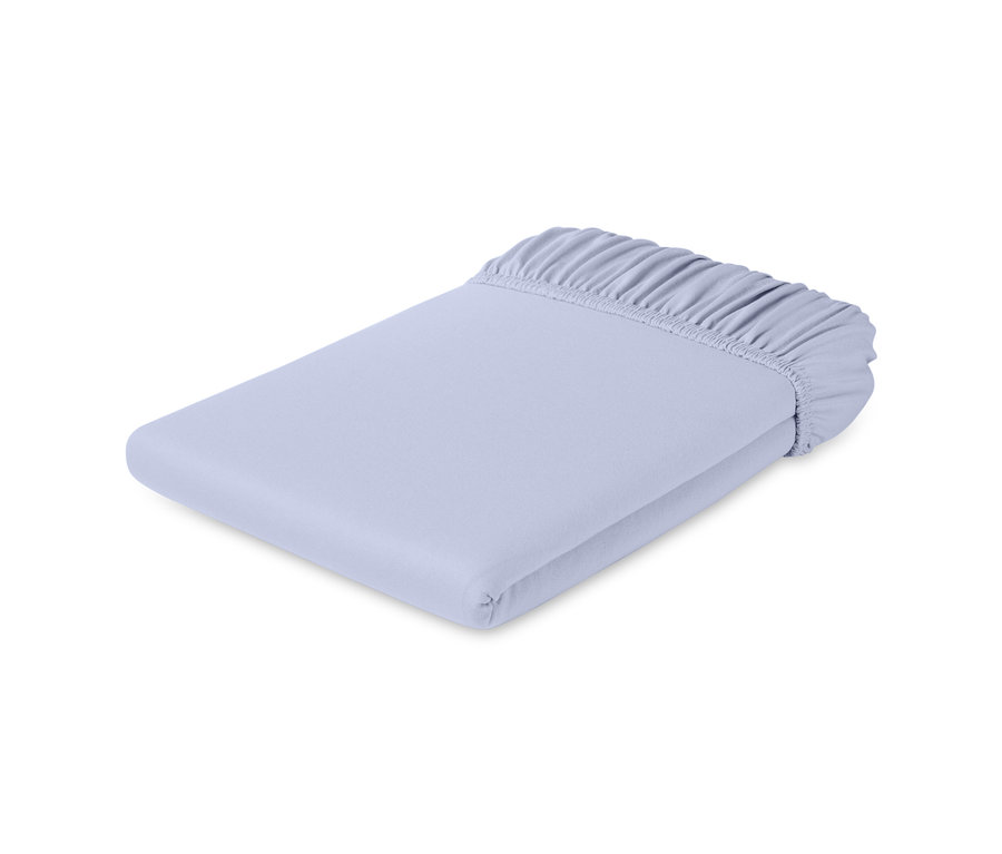 Gefaltetes hellblaues Spannbettlaken.