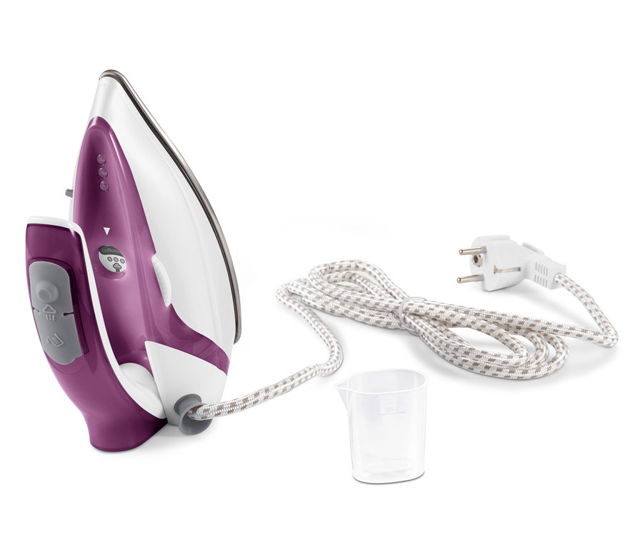 Lila-weißes Reise-Bügeleisen mit Kabel und Messbecher.