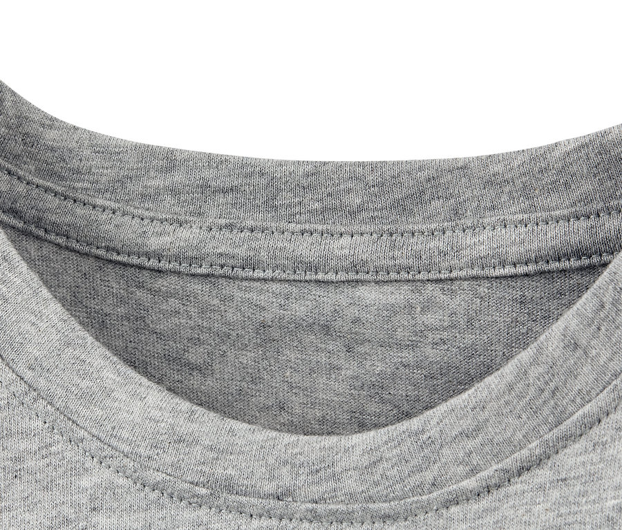 Detailansicht von 2 Unterhemden in Grau mit Rundhalsausschnitt.