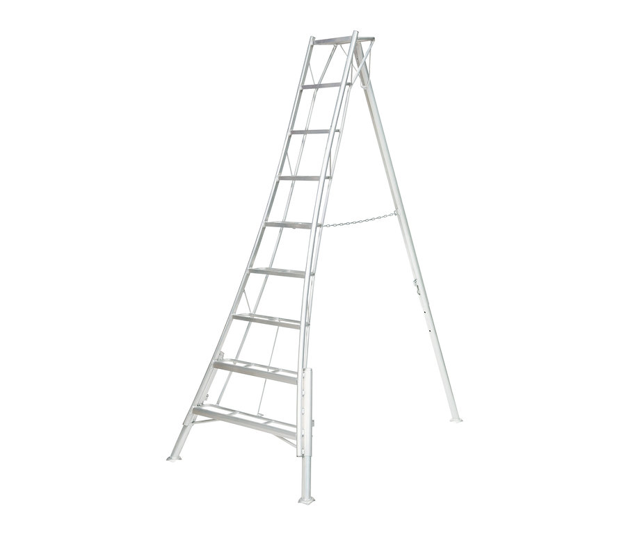 Eine silberne Niwaki-3-Holm-Gartenleiter »GSCS-270«.