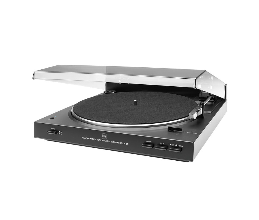 Ein schwarzer Dual-Plattenspieler mit geöffneter, durchsichtiger Abdeckung. Zu sehen ist der Dual-Plattenspieler mit Bluetooth® »DT230BT«.