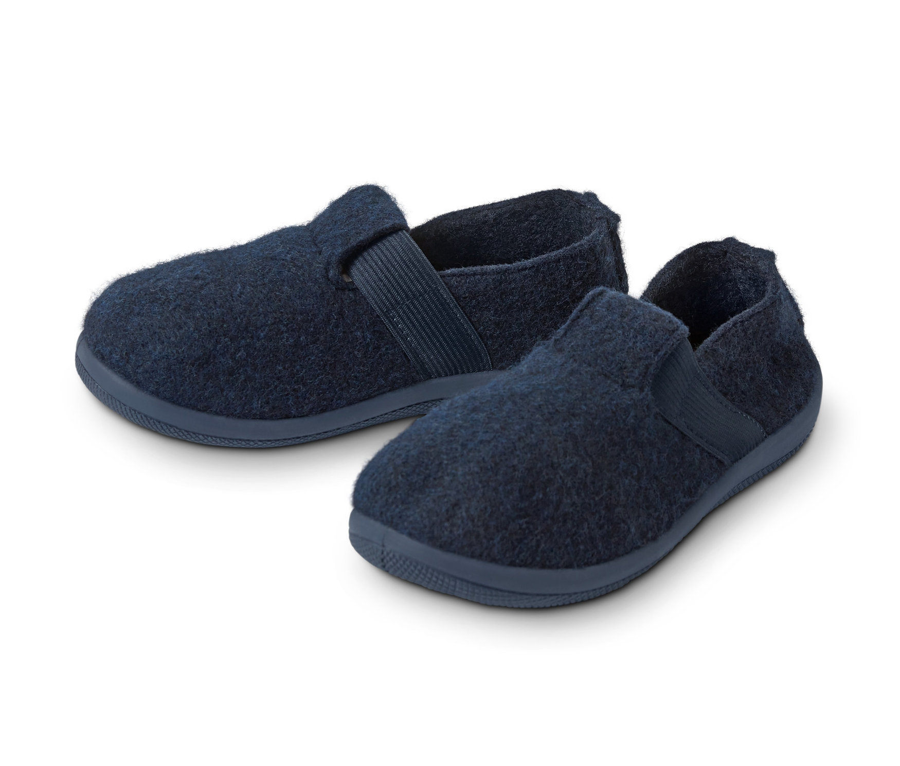 Zwei dunkelblaue Hausschuhe auf weißem Hintergrund.