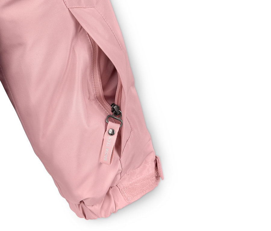 Detailaufnahme einer Mädchen-Skijacke mit Reißverschlusstasche.