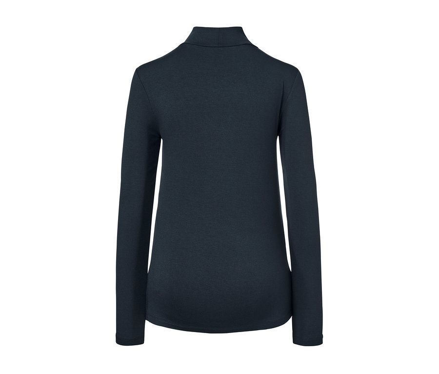 Rückansicht von einem rauchblauen Shirt mit Stehkragen.
