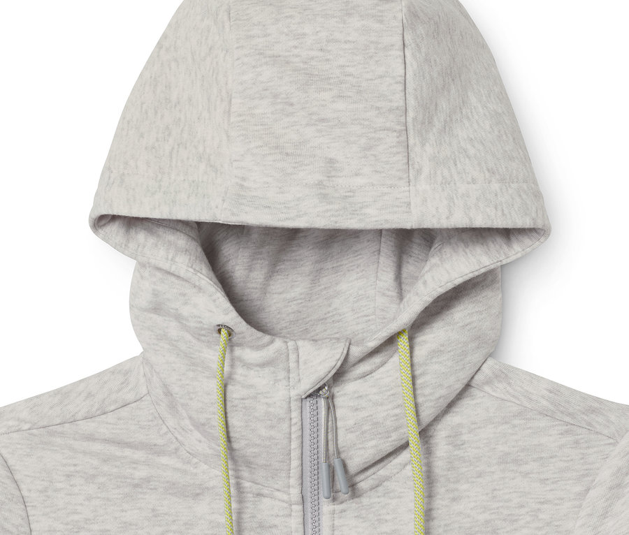 Detailansicht eines grauen Sweatmantels mit Kapuze.
