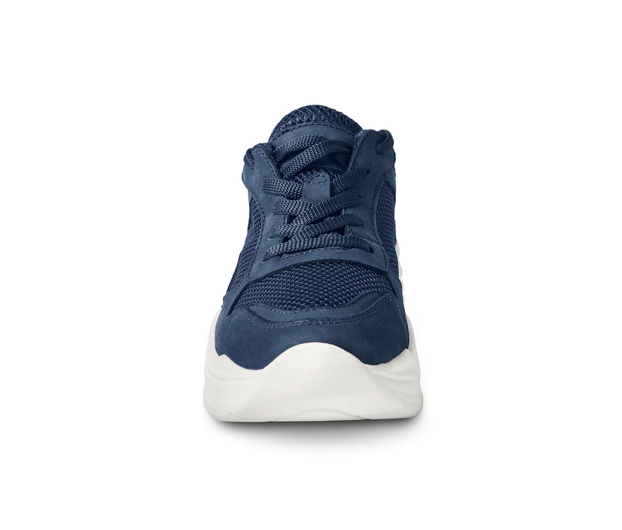Detailaufnahme eines blauen Leder-Sneakers mit weisser Sohle.