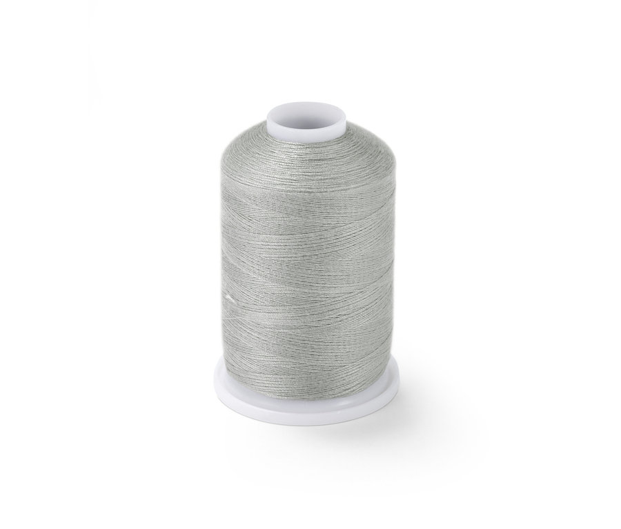 Eine Spule graues Overlock-Garn aus einem Set mit 16 Overlock-Garn-Spulen.