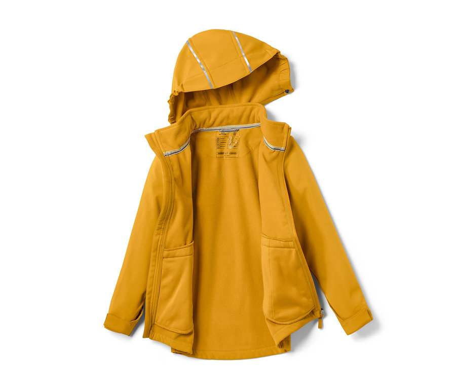 Eine geöffnete, gelbe Softshell-Jacke mit Kapuze liegt auf einem weißen Hintergrund.