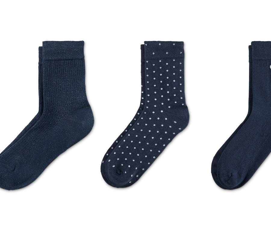 Drei Paar Socken: einfarbig blau, blau mit weißen Punkten und blau mit Herz.