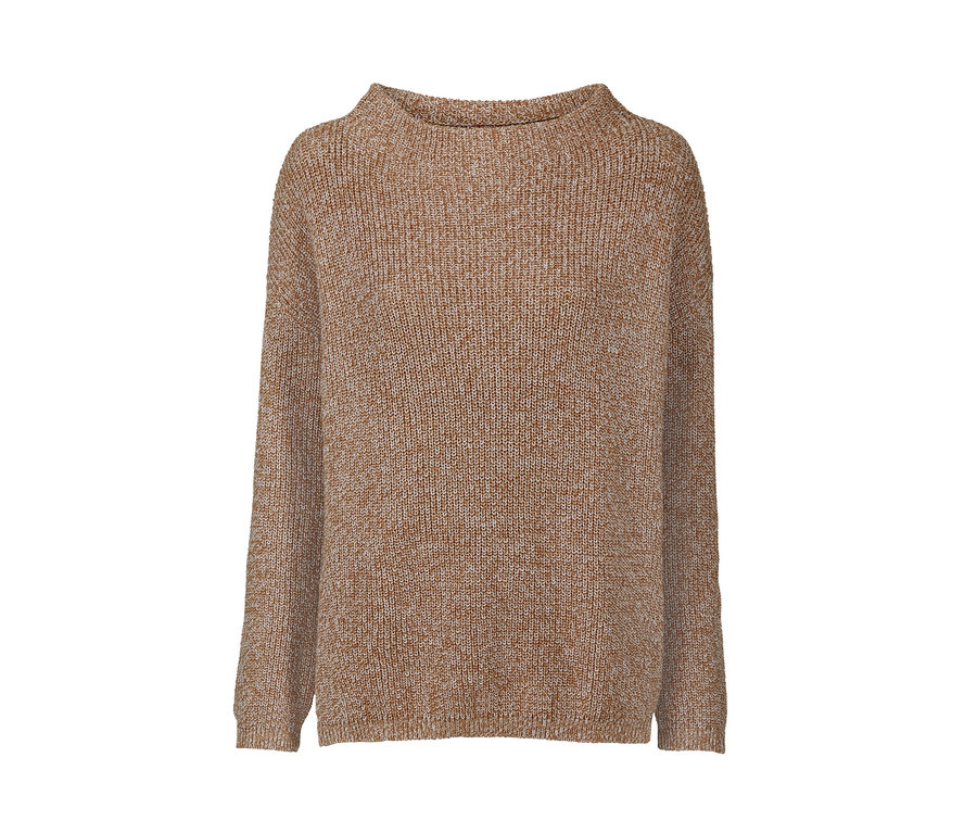 Detailaufnahme eines cognacfarbenen Strickpullovers mit Mouliné-Effekt.