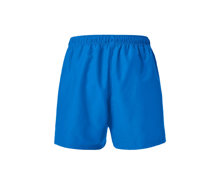 Blaue Badeshorts.
