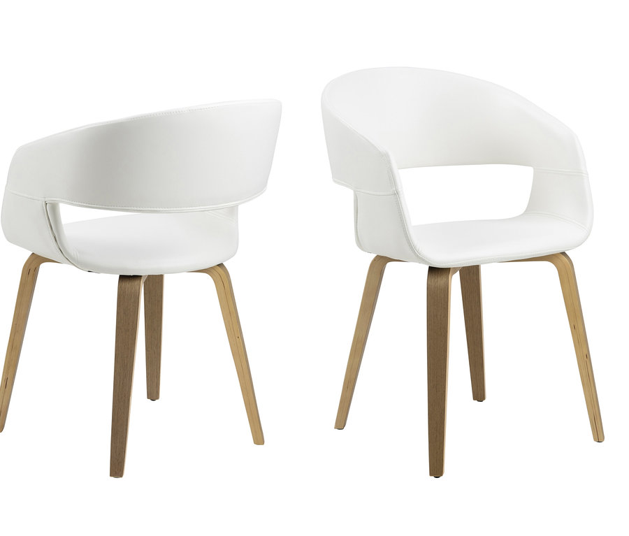 Zwei weiße Stühle »Nova« mit Holzbeinen.