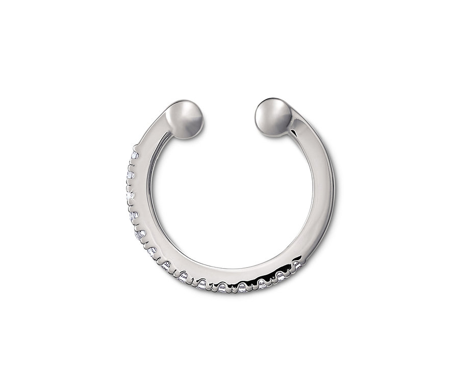 Nahaufnahme eines rhodinierten 925er Silber Ear Cuffs mit Zirkonia.