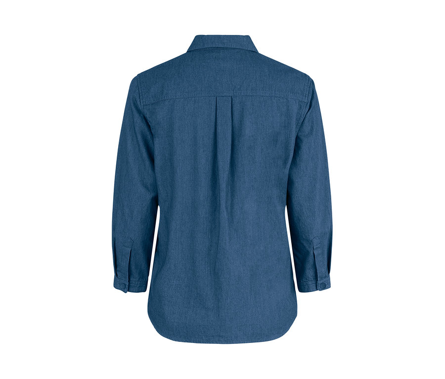 Detailansicht der Rückseite einer Jeans-Hemdbluse.