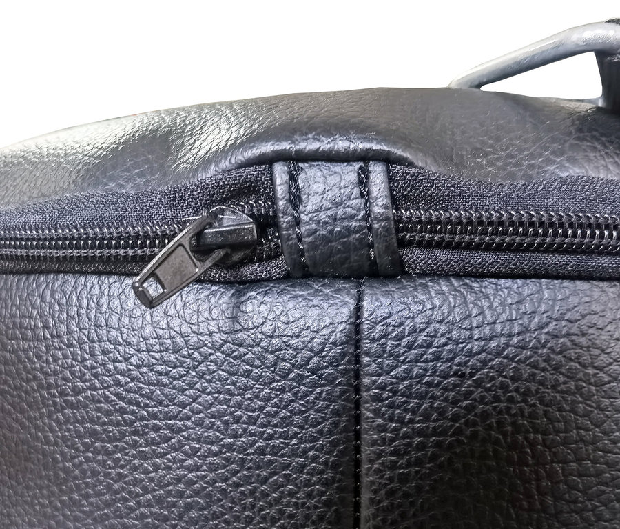 Detailaufnahme eines schwarzen L.A.-Sports-Boxsacks (ca. 29 kg) mit Reißverschluss.