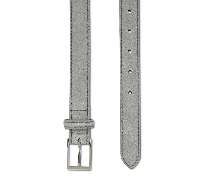 Detailansicht eines grauen Ledergürtels mit Metallschnalle.