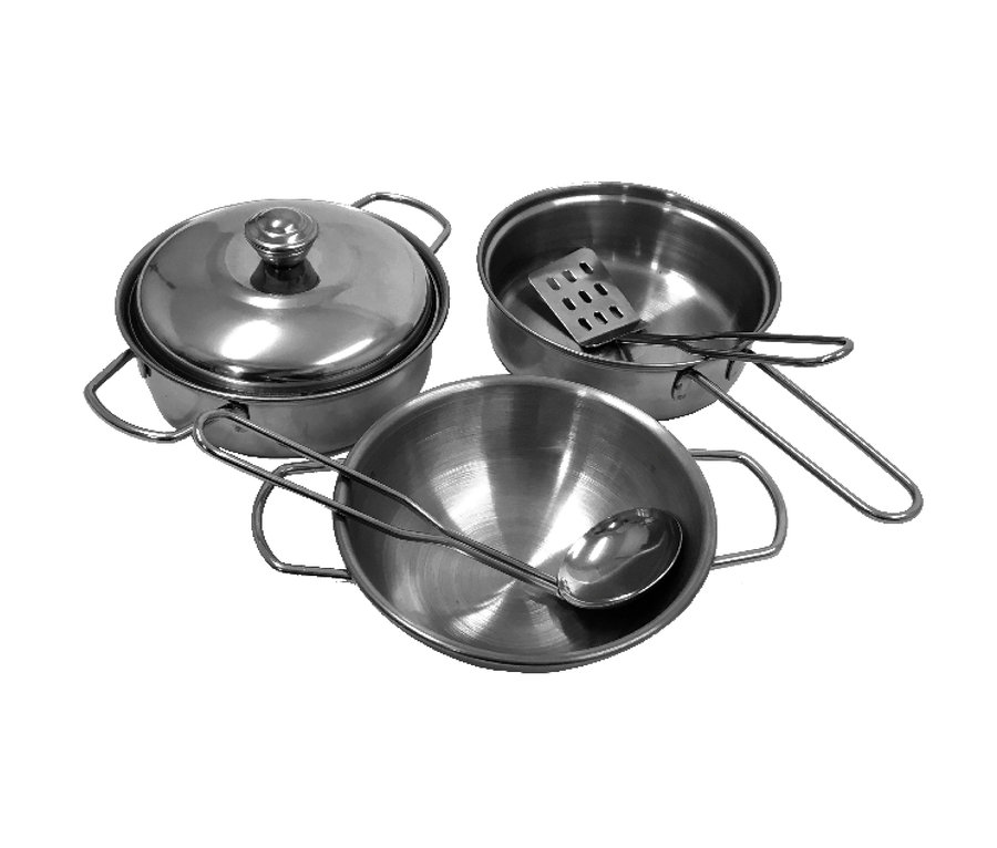 Silbernes TP Toys Kinder-Spielküche mit Waschbecken bestehend aus einem Topf mit Deckel, einer Pfanne mit Pfannenwender und einer Kasserolle mit Schöpfkelle.
