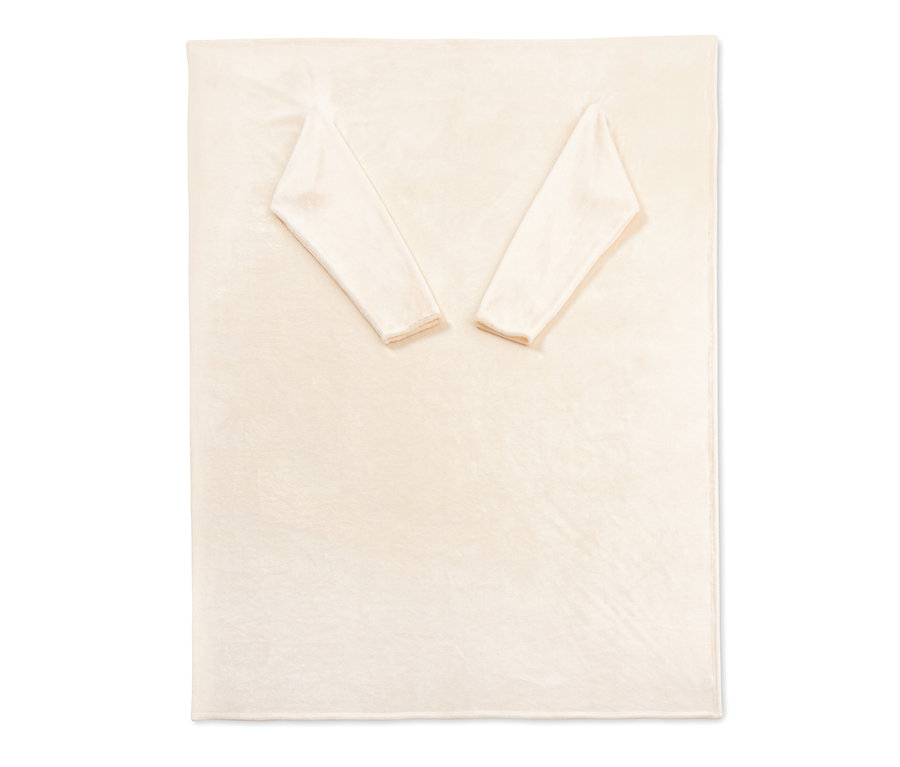 Eine cremefarbene Kuscheldecke mit integrierten Ärmeln liegt auf einem weißen Hintergrund.