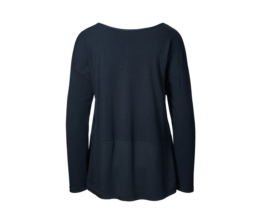 Marineblauer Pyjama mit langen Ärmeln.