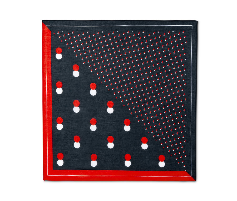 Quadratisches Bandana mit rotem Rand und roten und weißen Punkten auf dunkelblauem Grund.