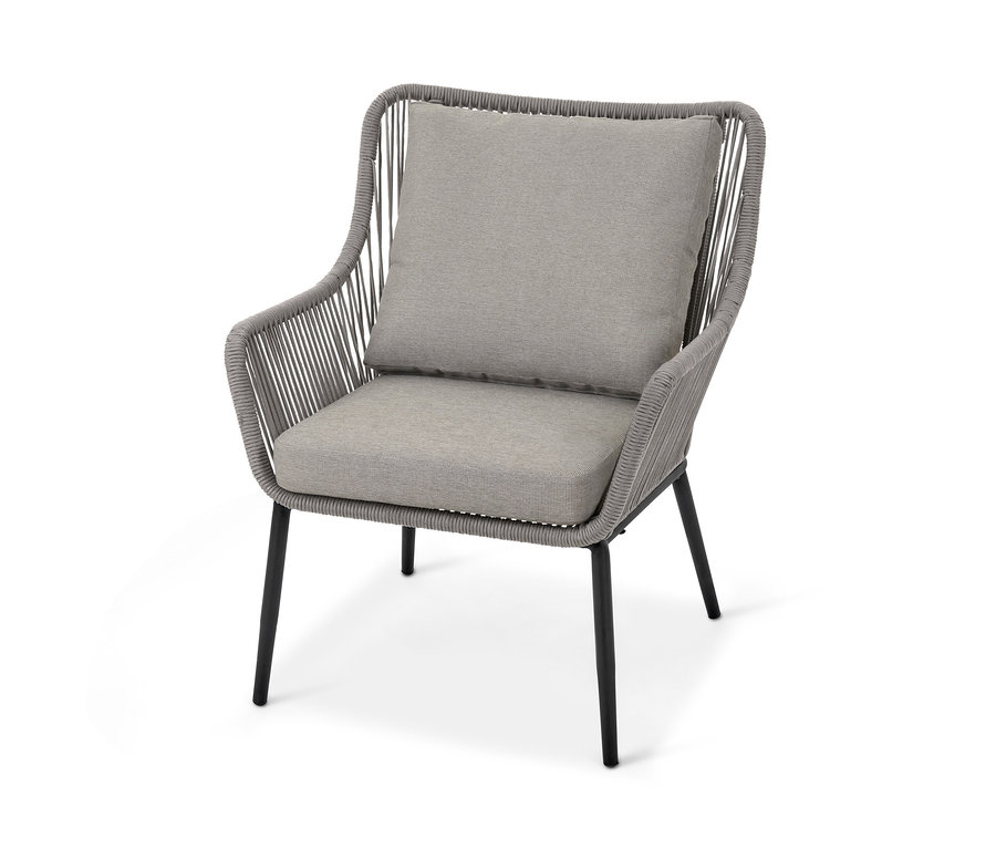 Grauer Sessel aus dem Gartensofa-Set aus Textilgeflecht mit schwarzen Beinen.