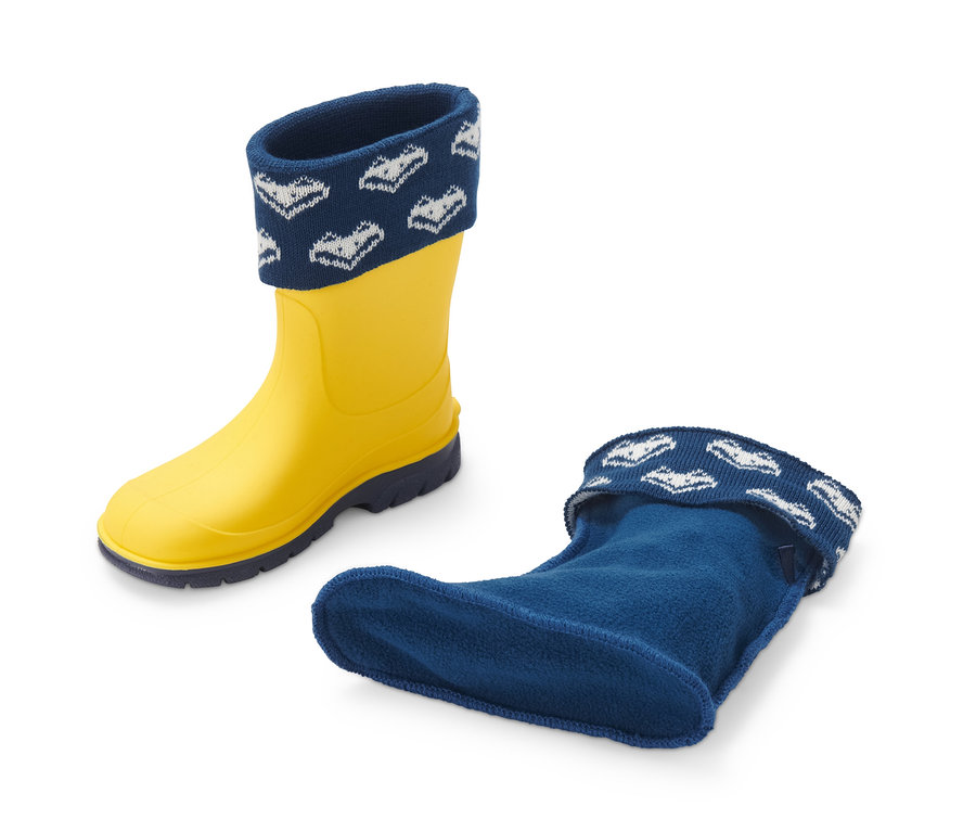 Gelber Gummistiefel mit Regenstiefel-Stulpe und separate blaue Regenstiefel-Stulpe.