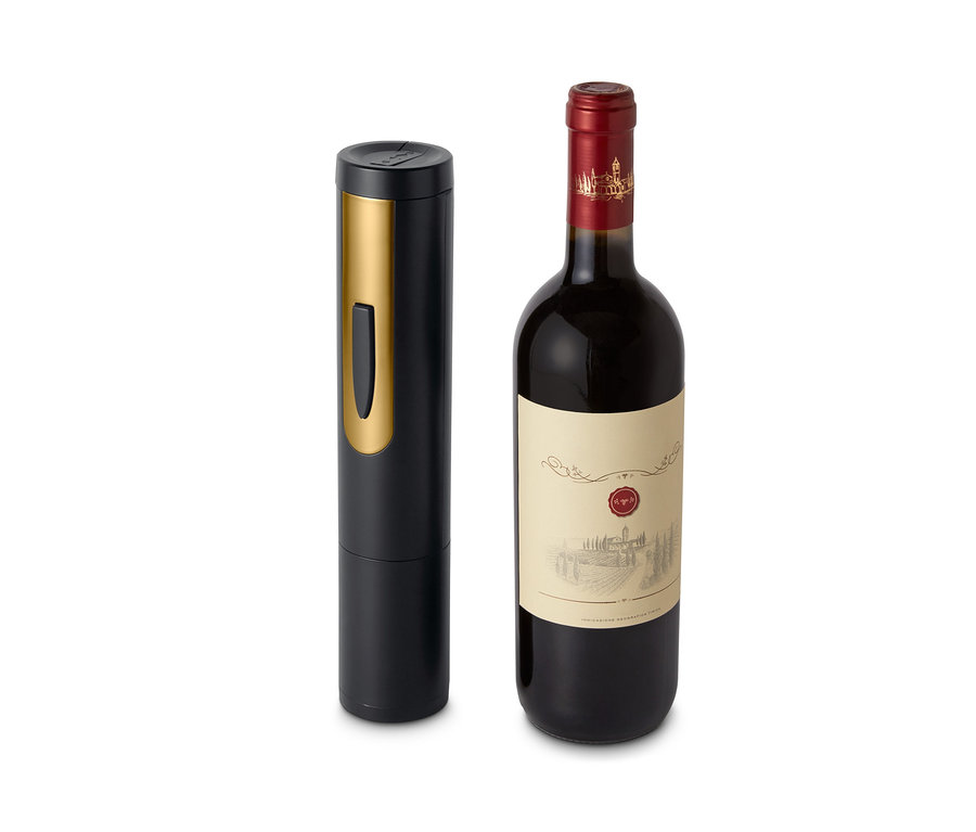 Ein schwarzer elektrischer Korkenzieher neben einer Flasche Rotwein.