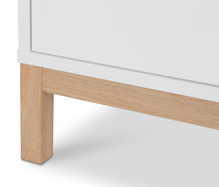 Detailansicht eines weißen Kleiderschranks »Eklund« mit Schubladen und Holzfüßen.