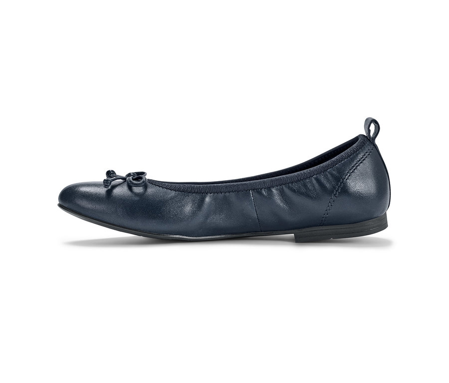 Detailaufnahme von dunkelblauen Leder-Ballerinas auf weißem Hintergrund.