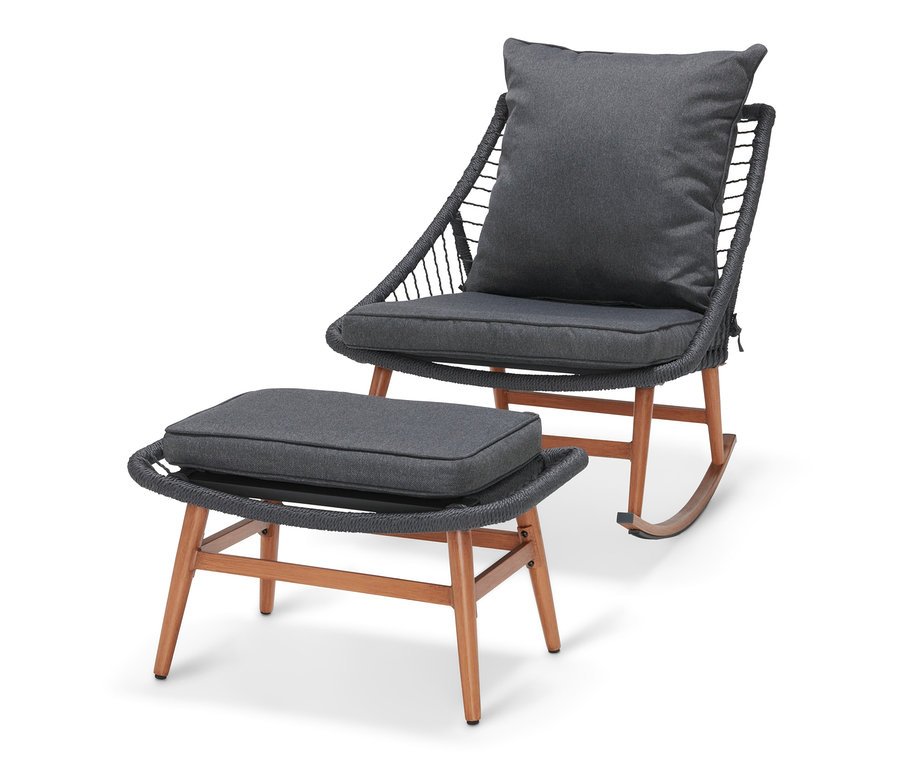 Ein grauer Schaukelsessel mit Fußhocker.